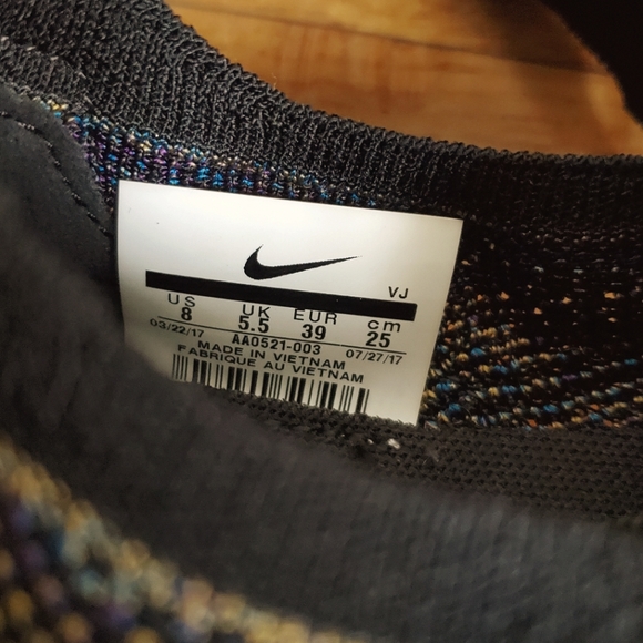 Nike women's running sneakers. Black with multi-colored threading. Size 8 - Picture 8 of 8